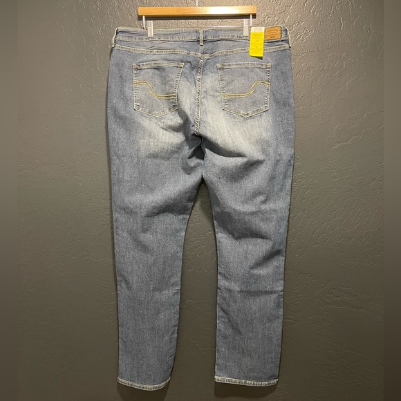 Mid-Rise Straight Levi’s Jeans - Picture 5 of 5